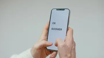 Brazilian business team reviewing an official WhatsApp automation workflow.